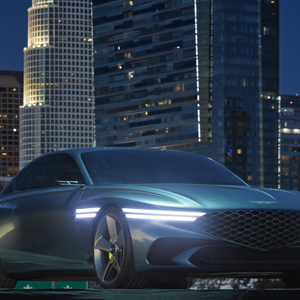 Новый автомобиль Genesis X Concept 2021  года на фоне небоскребов