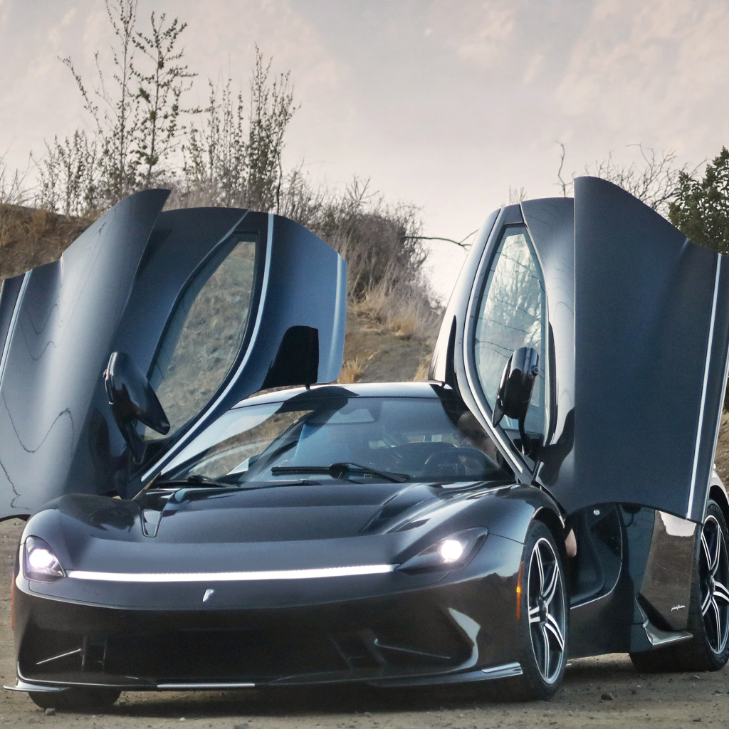 Автомобиль Pininfarina Battista, 2022 года с открытыми дверями