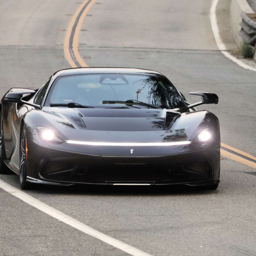 Быстрый автомобиль Pininfarina Battista, 2022 года на дороге