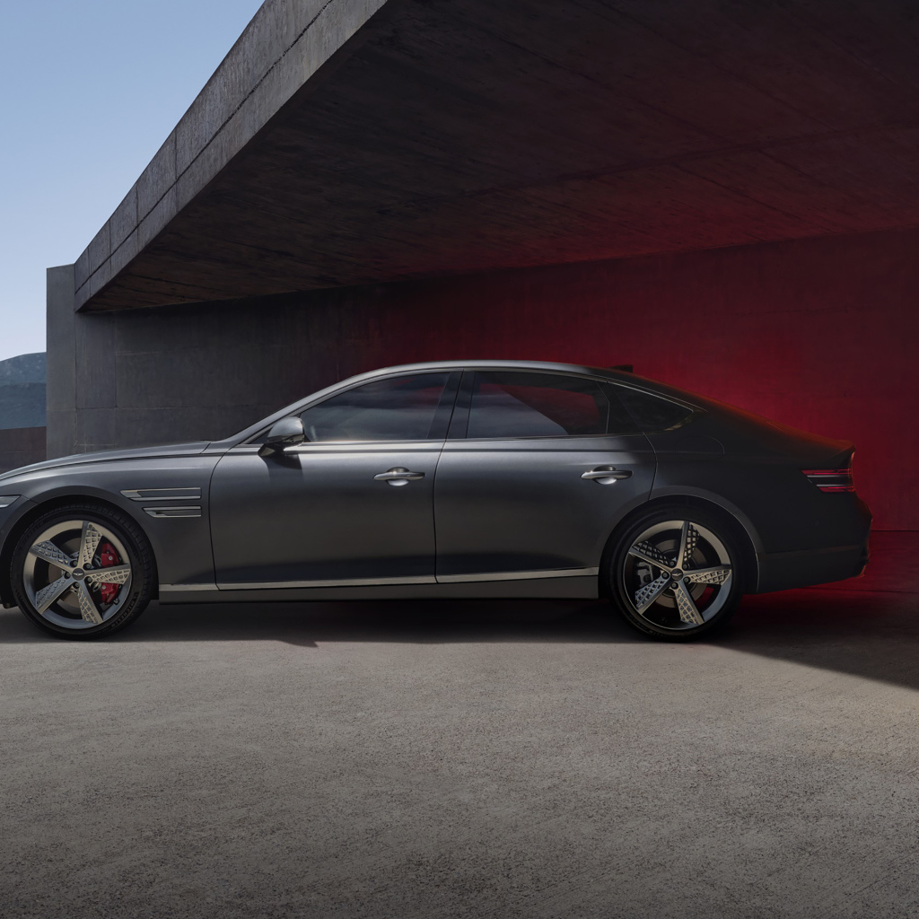 Вид сбоку на автомобиль Genesis G80 Sport 2021 года