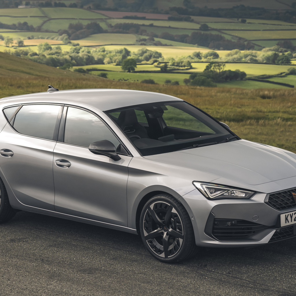 Серебристый автомобиль Cupra León VZ3, 2021 года