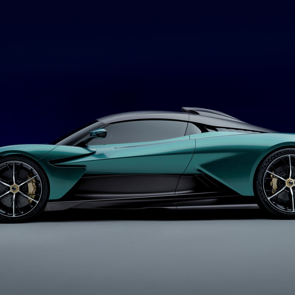 Спорткар Aston Martin Valhalla 2021 года вид сбоку