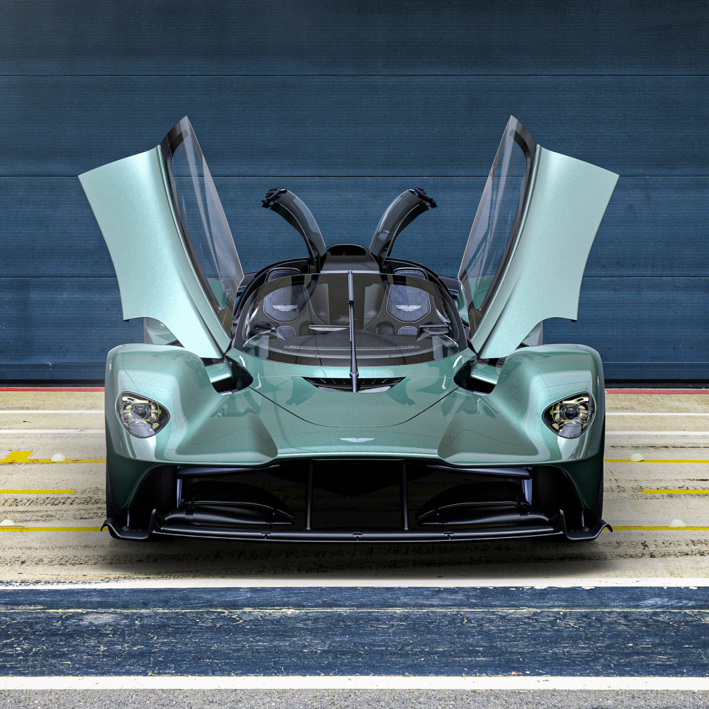 Автомобиль Aston Martin Valkyrie Spyder 2021 года с открытыми дверями