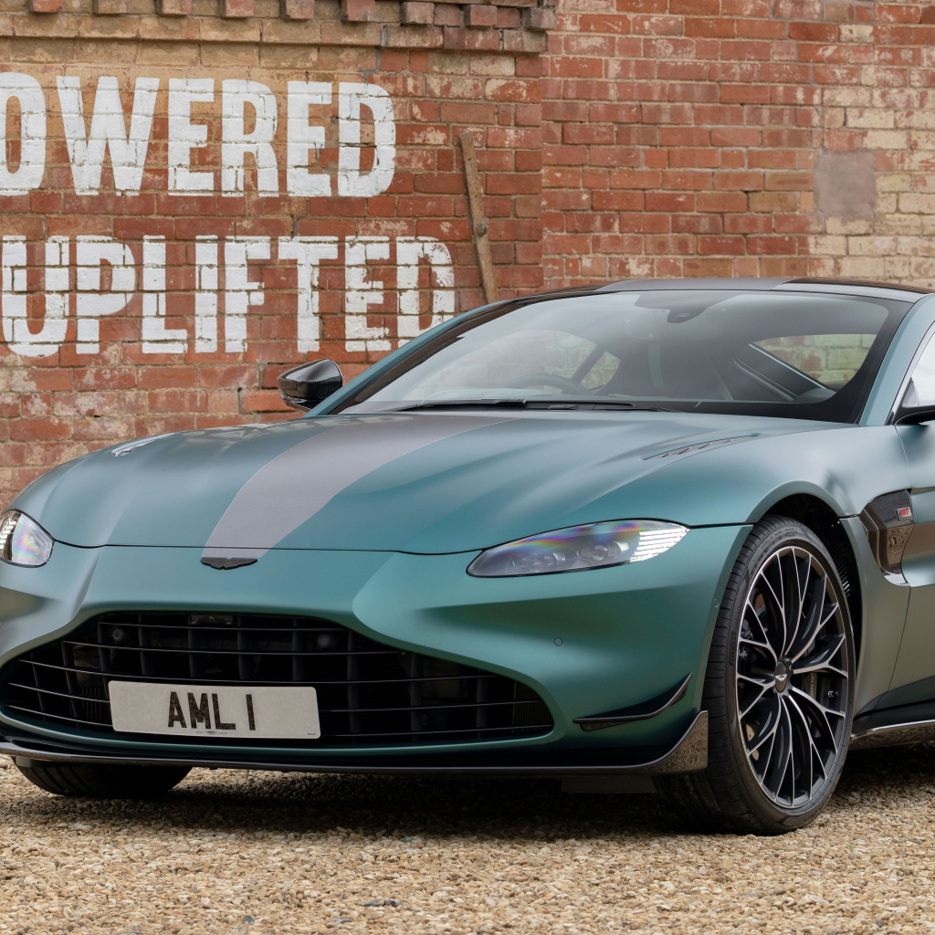 Автомобиль Aston Martin Vantage F1 Edition 2021 года у стены