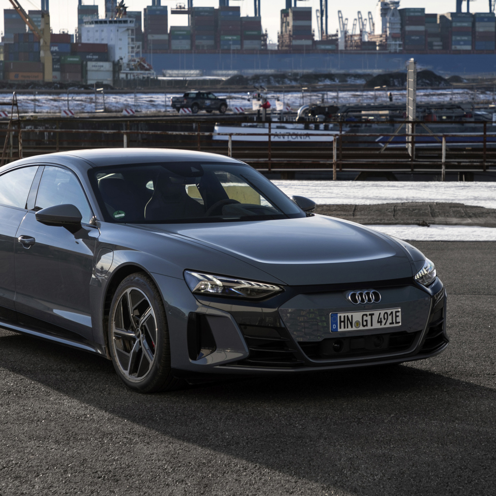 Автомобиль Audi E-Tron GT Quattro 2021 года в порту