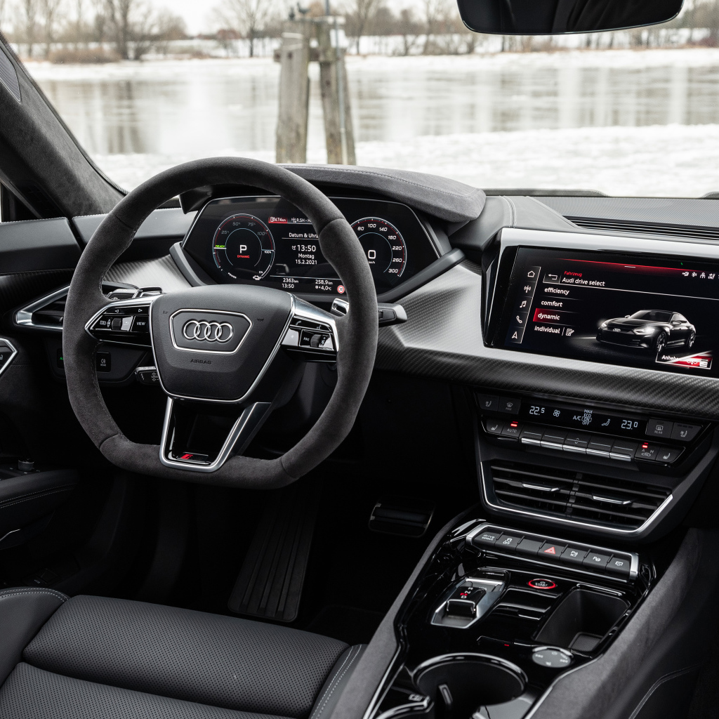 Черный салон автомобиля Audi RS E-Tron GT 2021 года