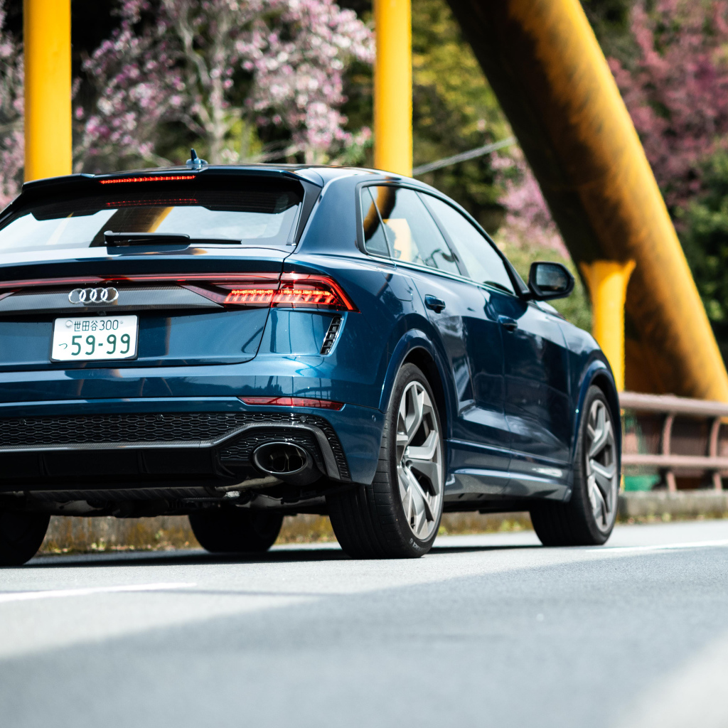 Синий кроссовер Audi RS Q8 2021 года вид сзади