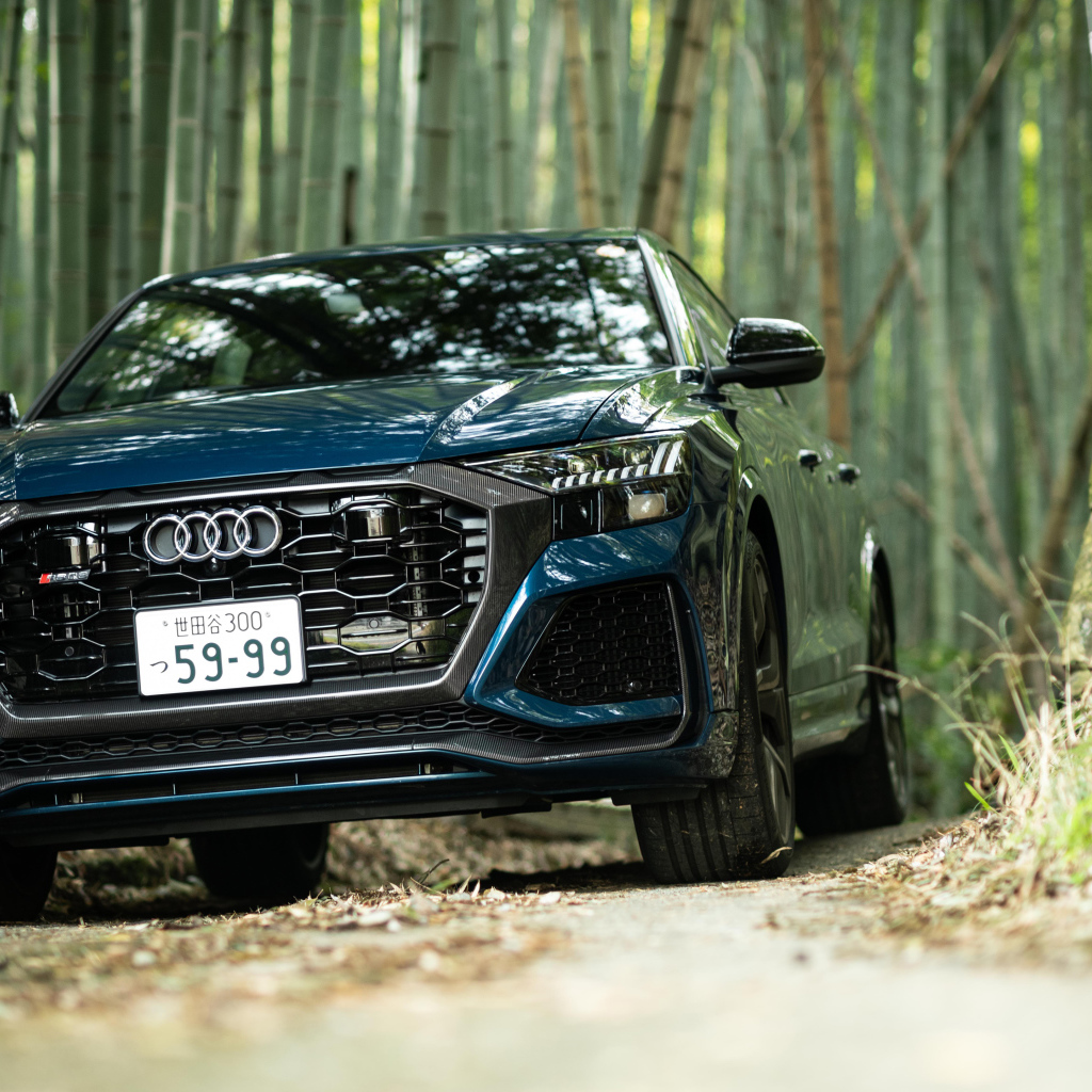 Автомобиль Audi RS Q8 2021 года в лесу