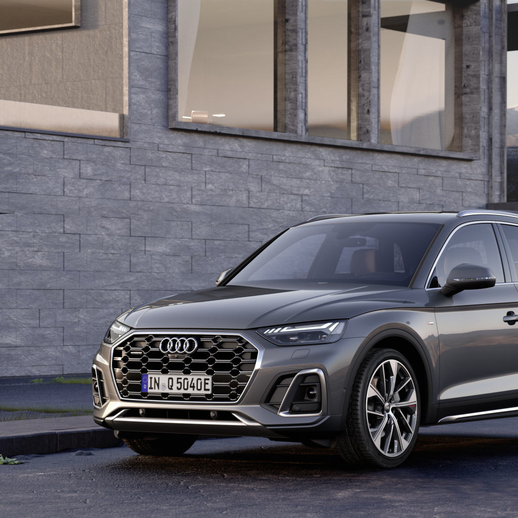 Автомобиль Audi Q5 55 TFSI E Quattro S Line у дома