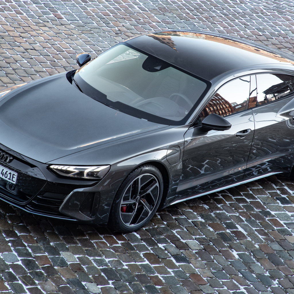 Красивый автомобиль  Audi RS E-Tron GT 2021 года