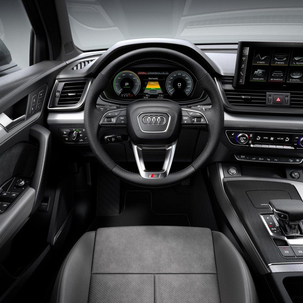 Черный стильный кожаный салон автомобиля Audi Q5 55 TFSI E Quattro S Line