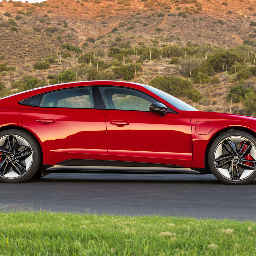 Красный Audi RS E-Tron GT, 2022 года вид сбоку