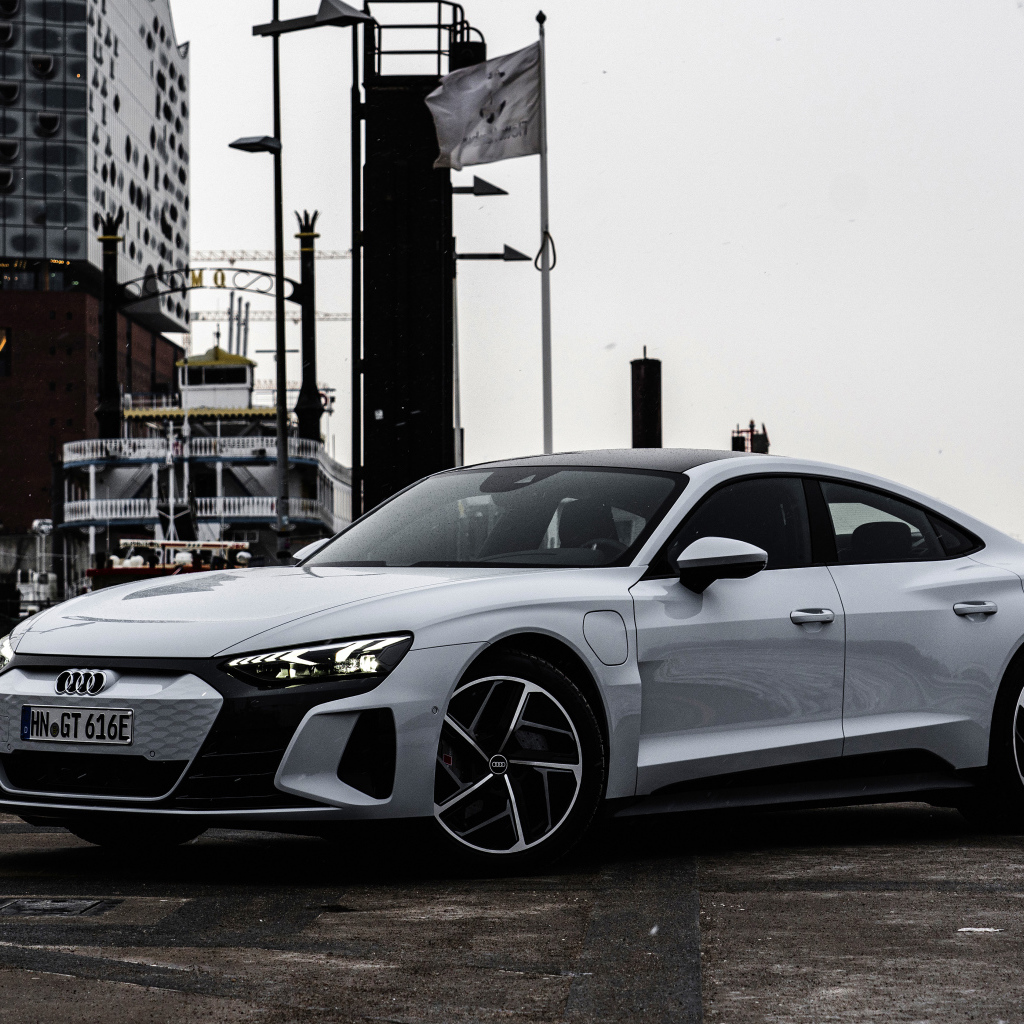 Серебристый Audi E-Tron GT Quattro 2021 года в порту