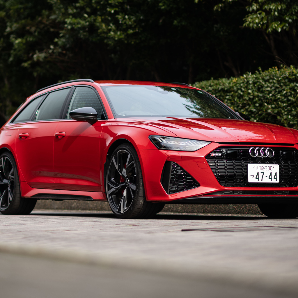 Новый красный автомобиль Audi RS 6 Avant 2021 года