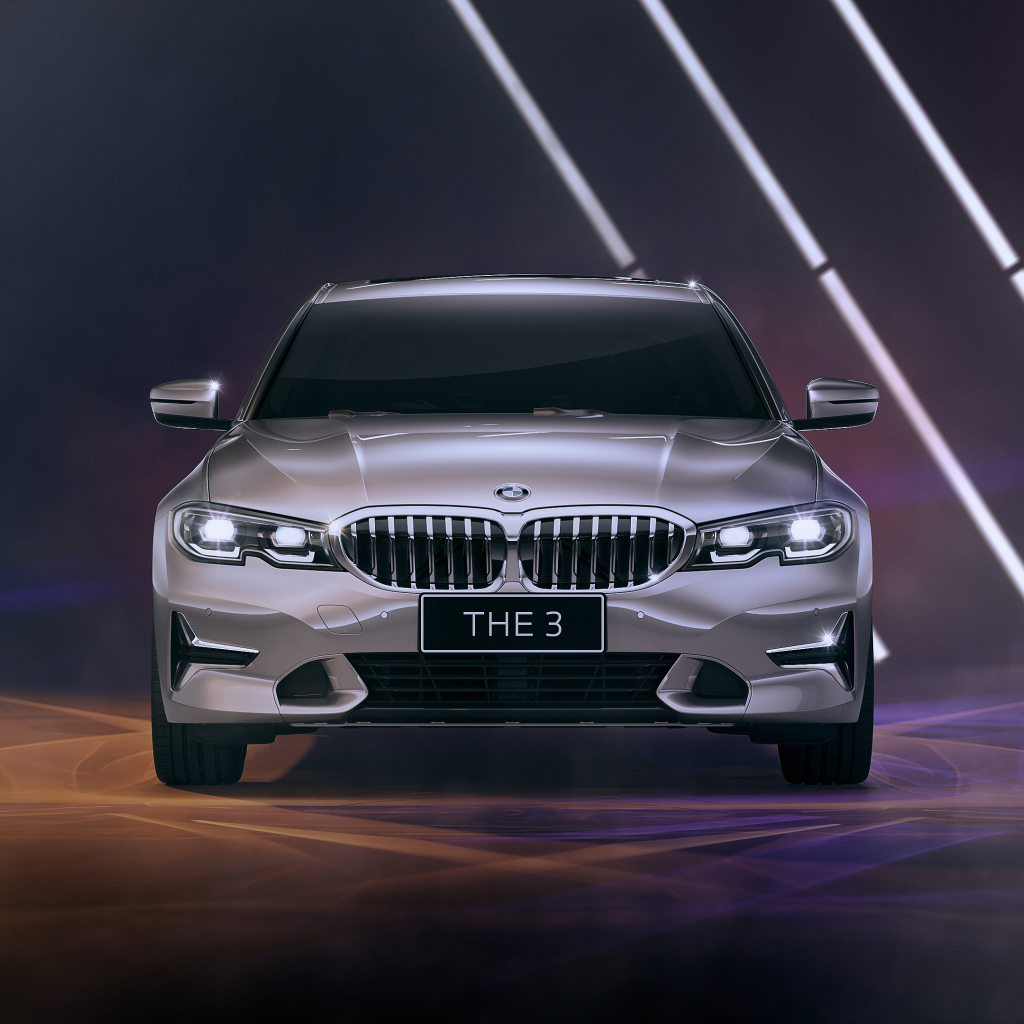 Серебристый автомобиль BMW 330Li Luxury Line 2021 года