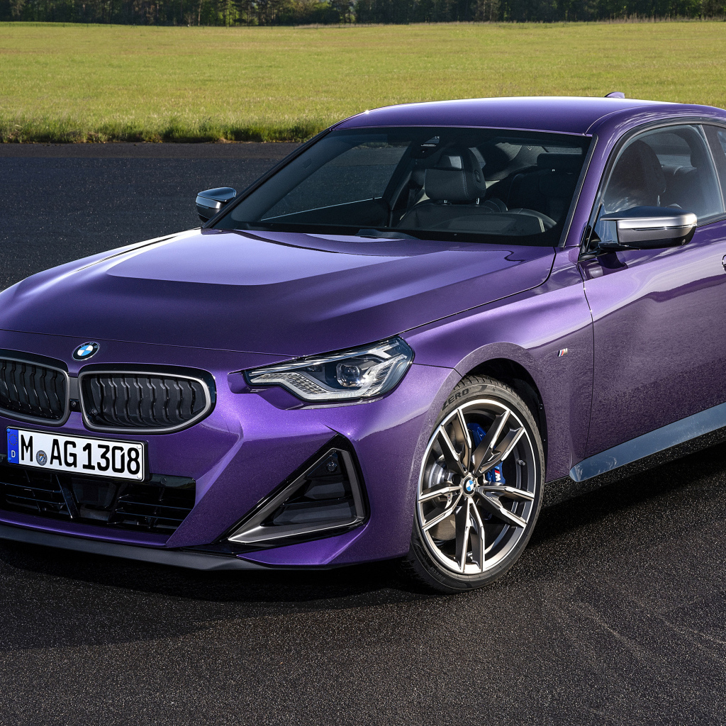 Автомобиль BMW M240i XDrive Coupé 2021 года на асфальте