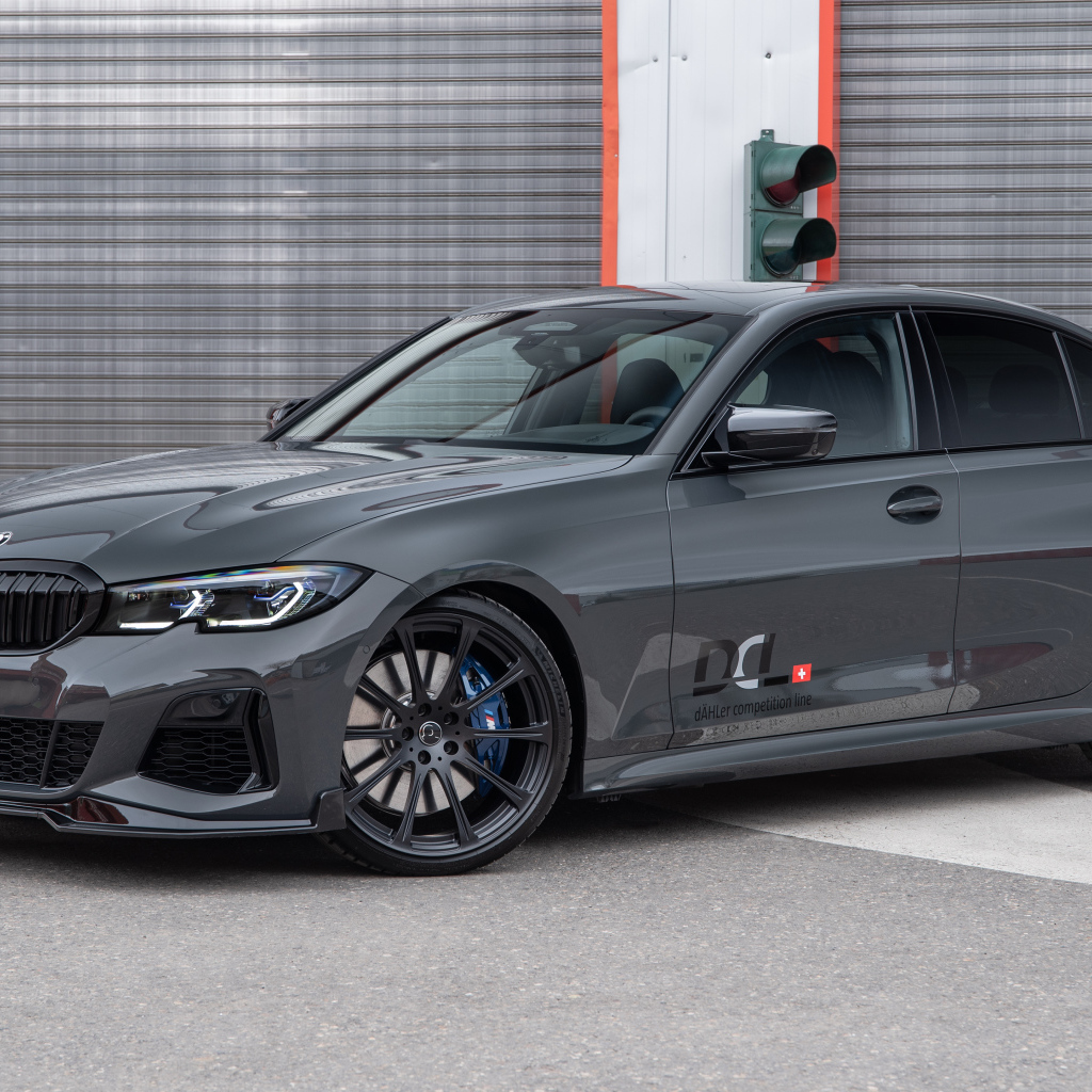 Серебристый автомобиль BMW M340i XDrive DÄHLer Competition Line 2021 года