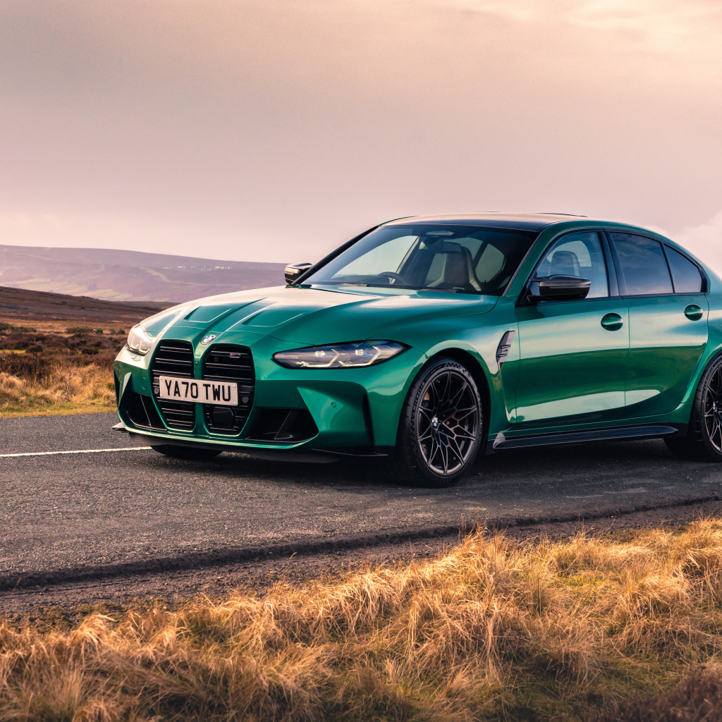 Автомобиль BMW M3 Competition 2021 года на дороге