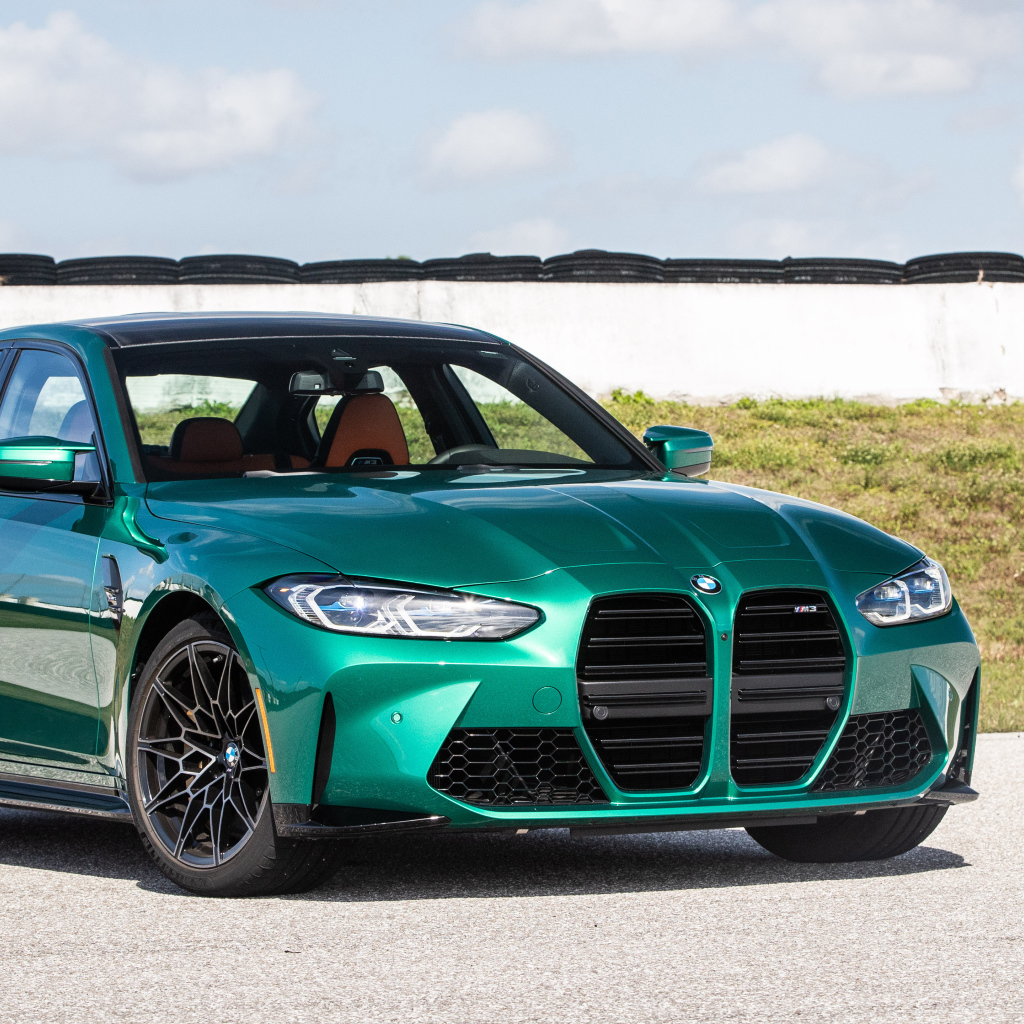 Автомобиль BMW M3, 2021 года в лучах солнца