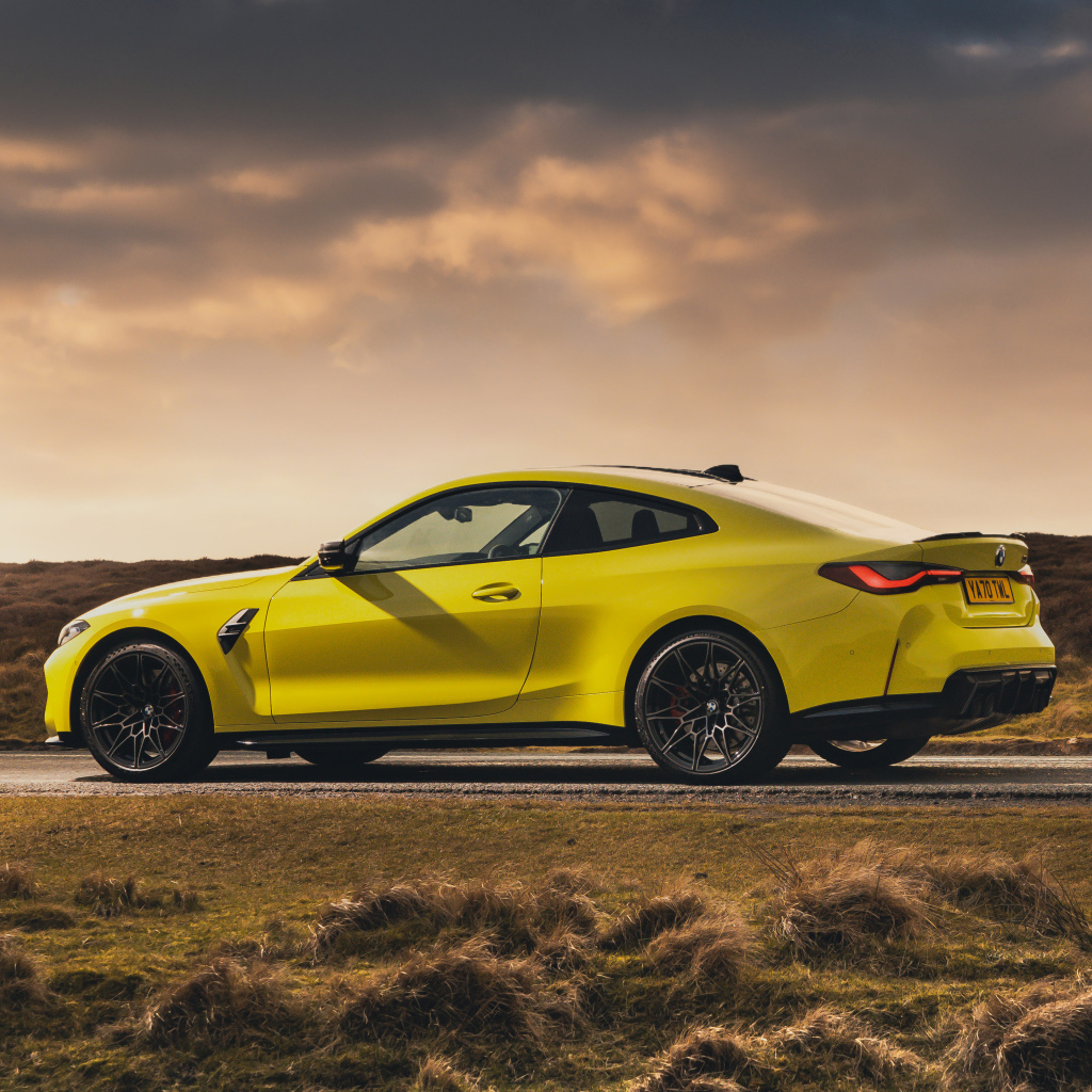 Быстрый желтый автомобиль BMW M4 Competition 2021 года