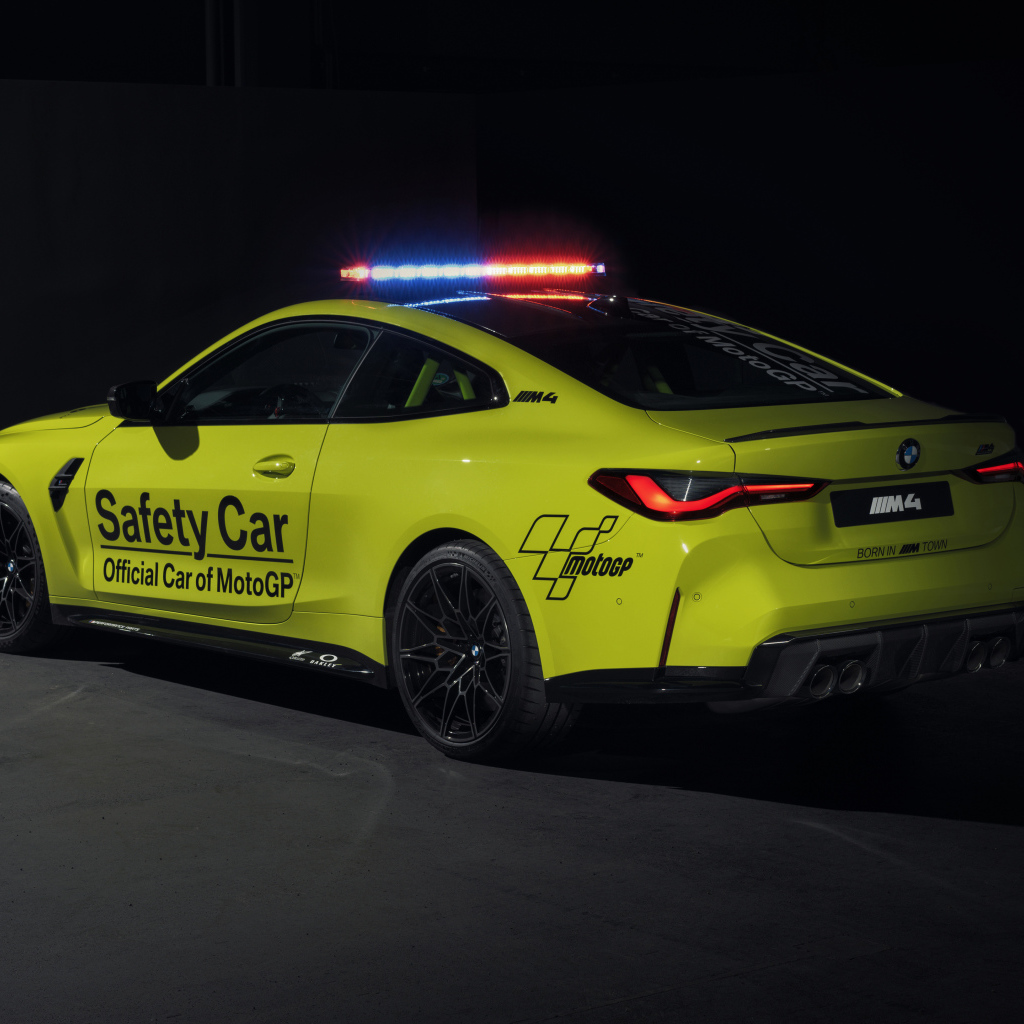 Автомобиль BMW M4 Competition MotoGP Safety Car 2021 года вид сзади