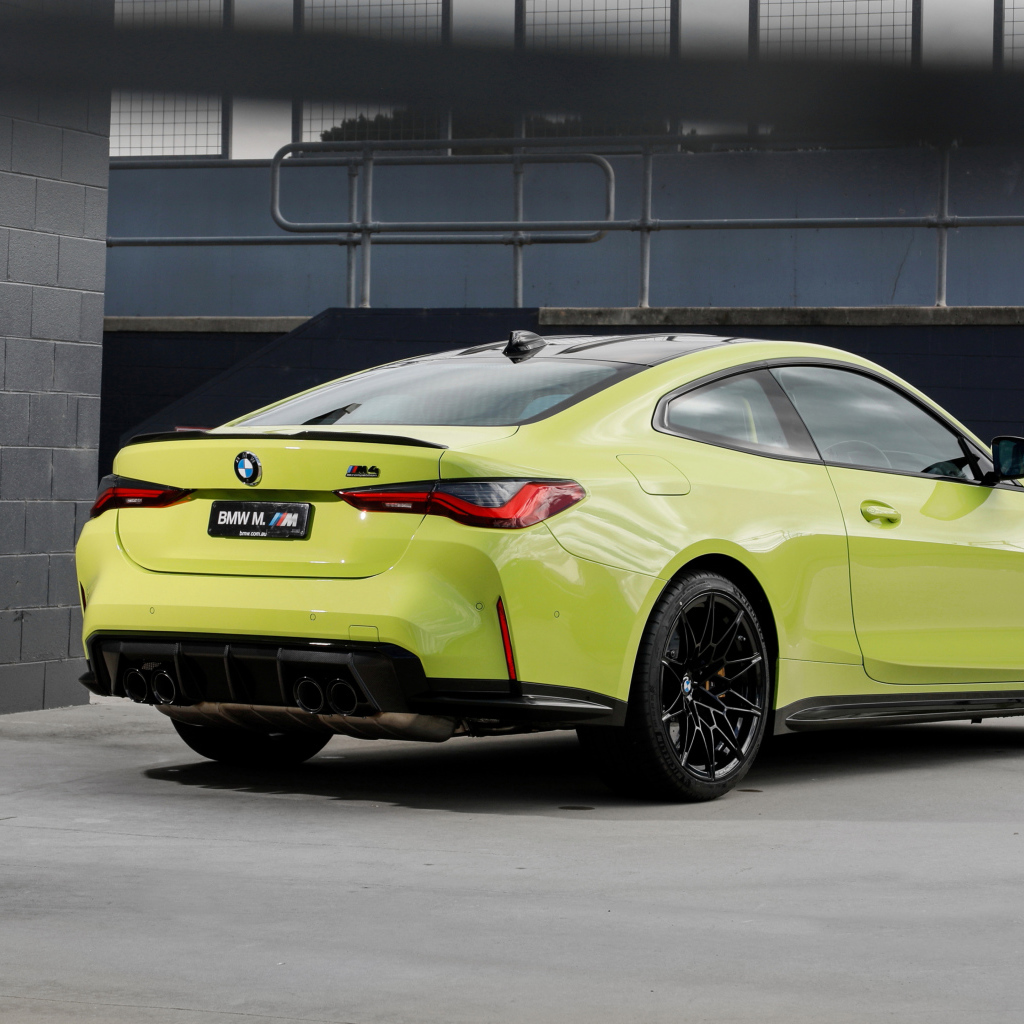 Автомобиль BMW M4 Competition 2021 года вид сзади