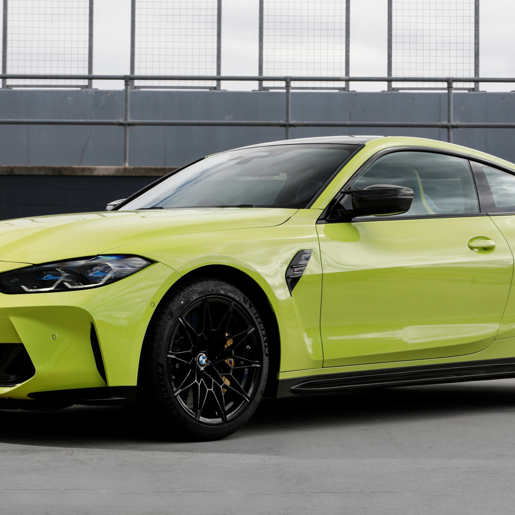 Желтый автомобиль BMW M4 Competition 2021 года