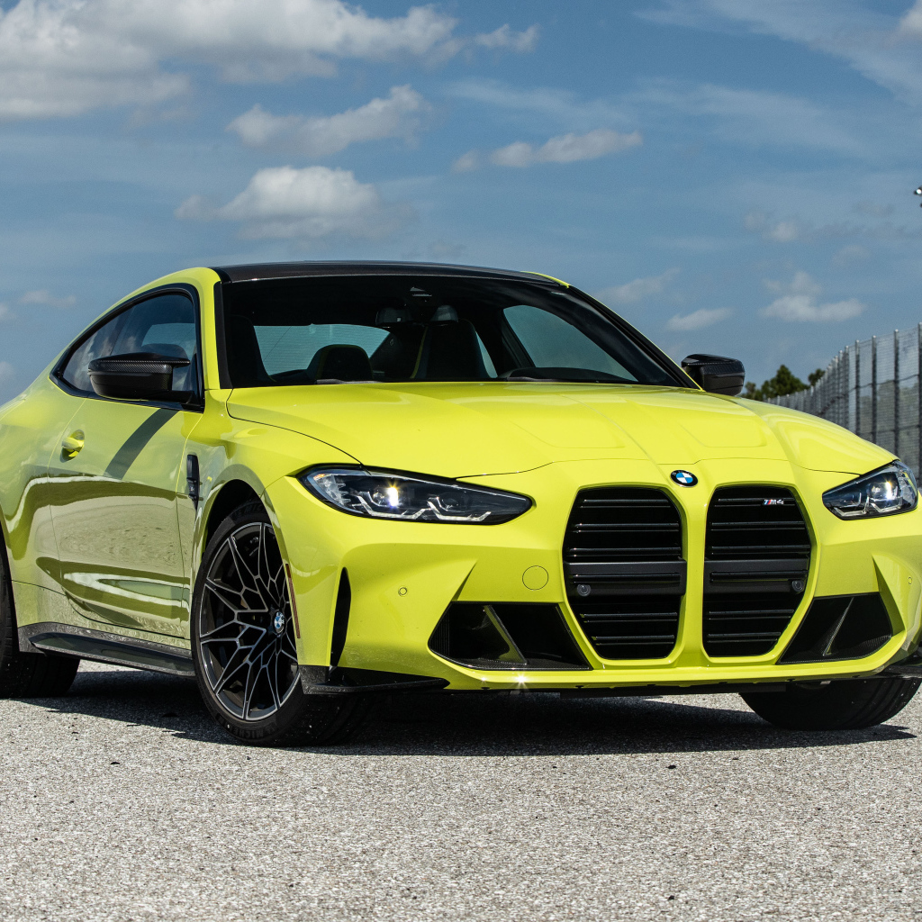 Автомобиль  BMW M4 Coupé, 2021 года на асфальте