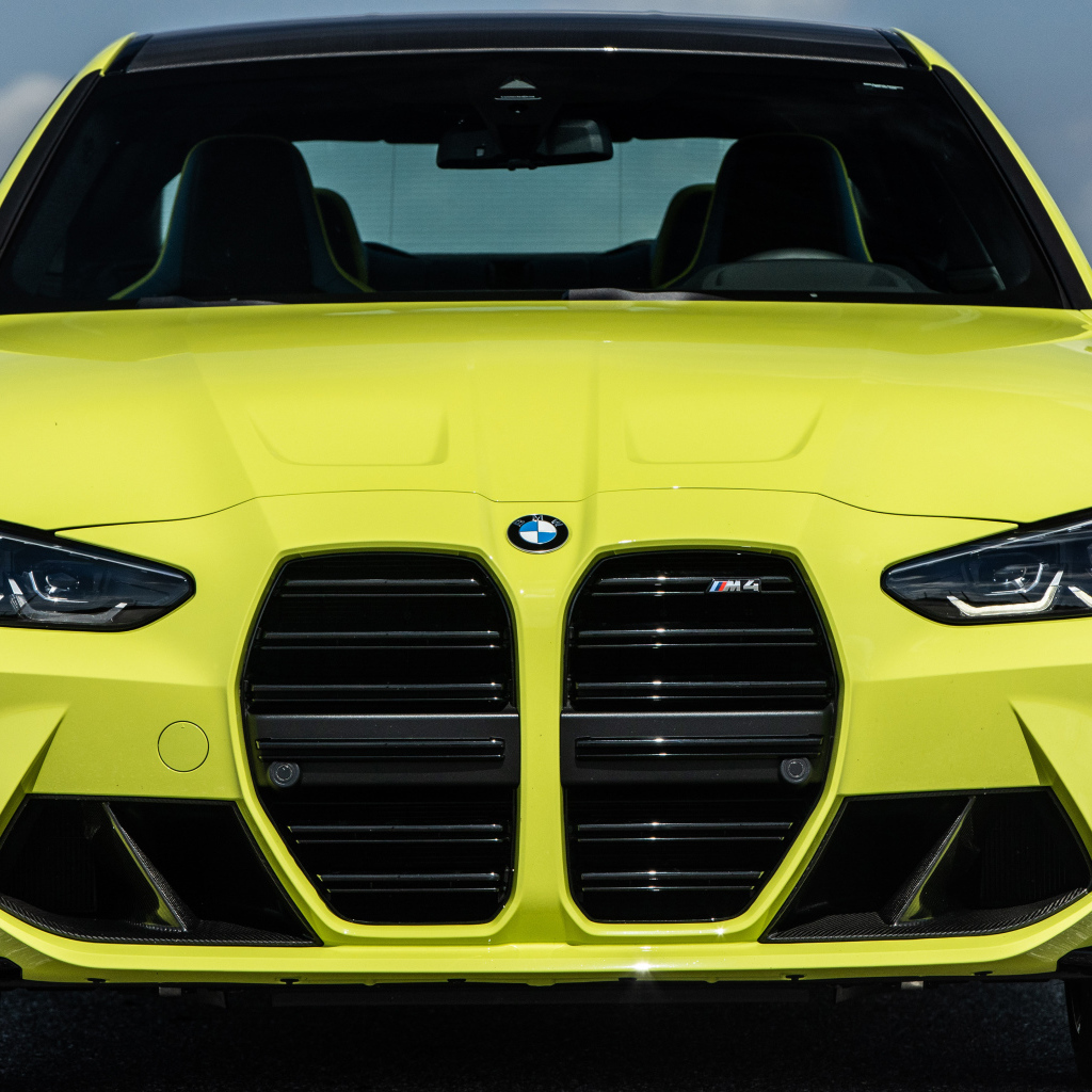 Желтый автомобиль  BMW M4 Coupé 2021 года вид спереди