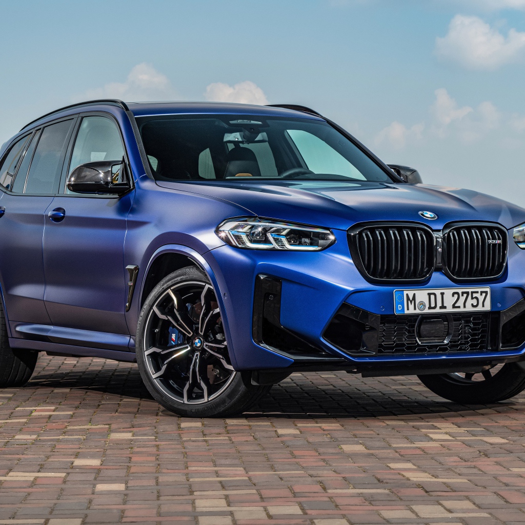 Синий автомобиль BMW X3 M Competition 2021 года
