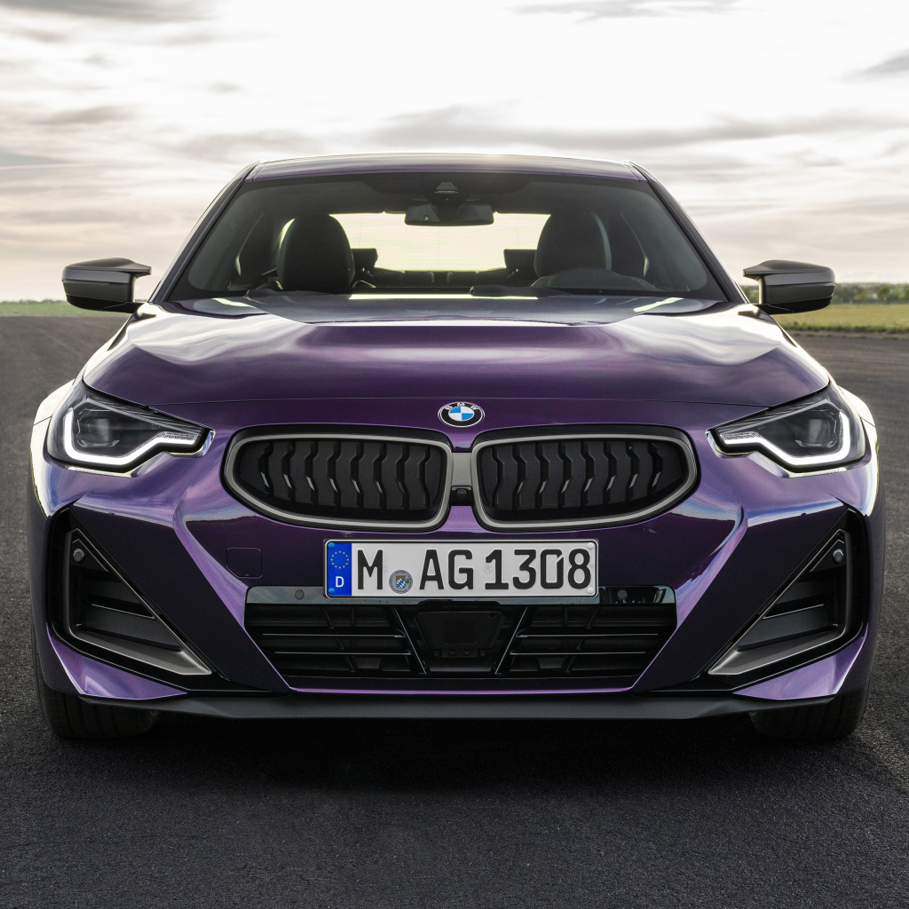 Красивый автомобиль BMW M240i XDrive Coupé 2021 года вид спереди