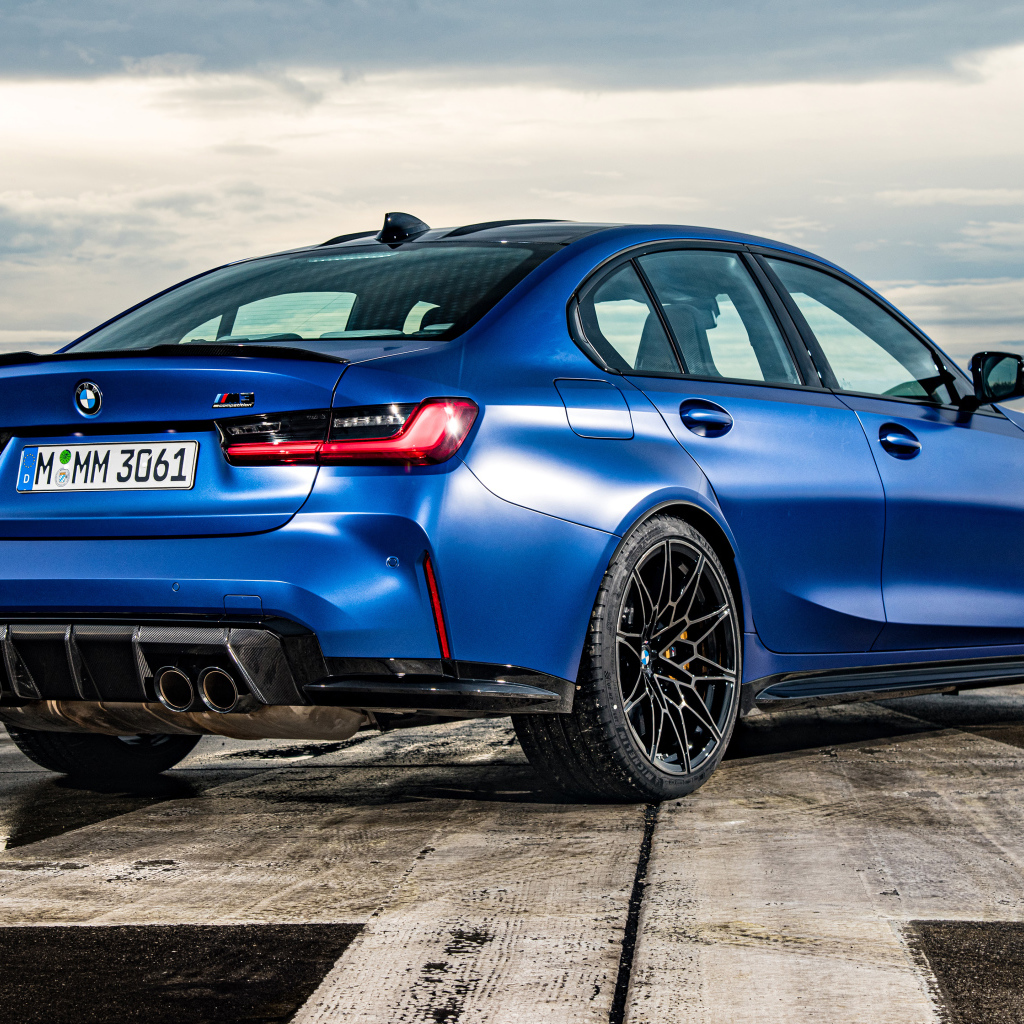 Синий автомобиль BMW M3 вид сзади