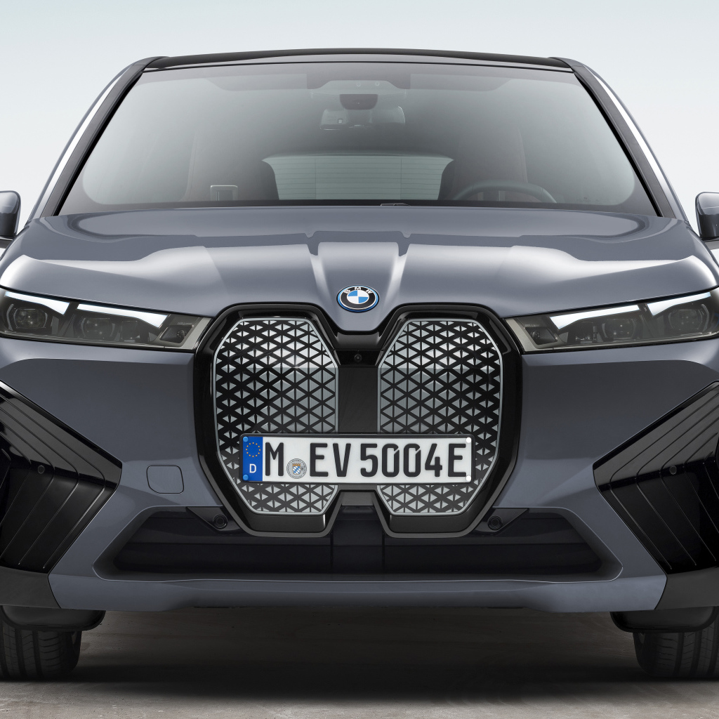 Серебристый автомобиль BMW IX XDrive50 Sport 2021 года на белом фоне