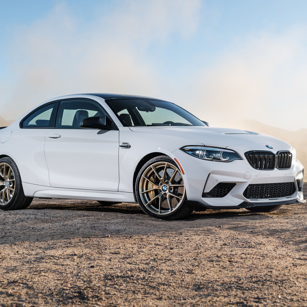 Белый автомобиль BMW M2 CS, 2021 года в пыли