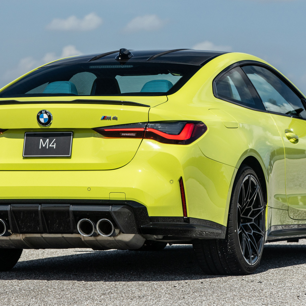 Желтый спортивный автомобиль BMW M4, 2021 года