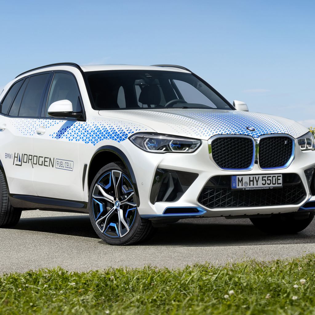 Внедорожник BMW IX5 Hydrogen 2021 года на фоне голубого неба