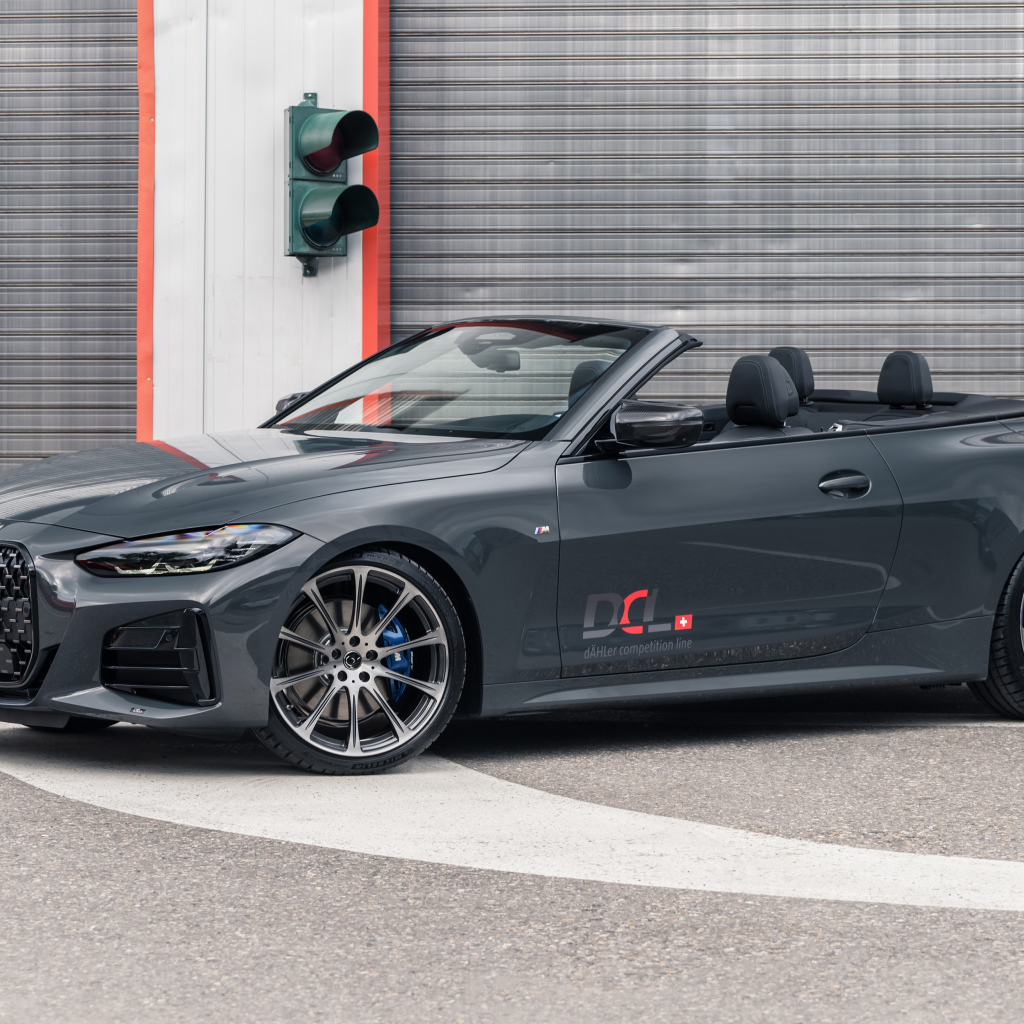 Кабриолет BMW M440i, 2021 года у стены