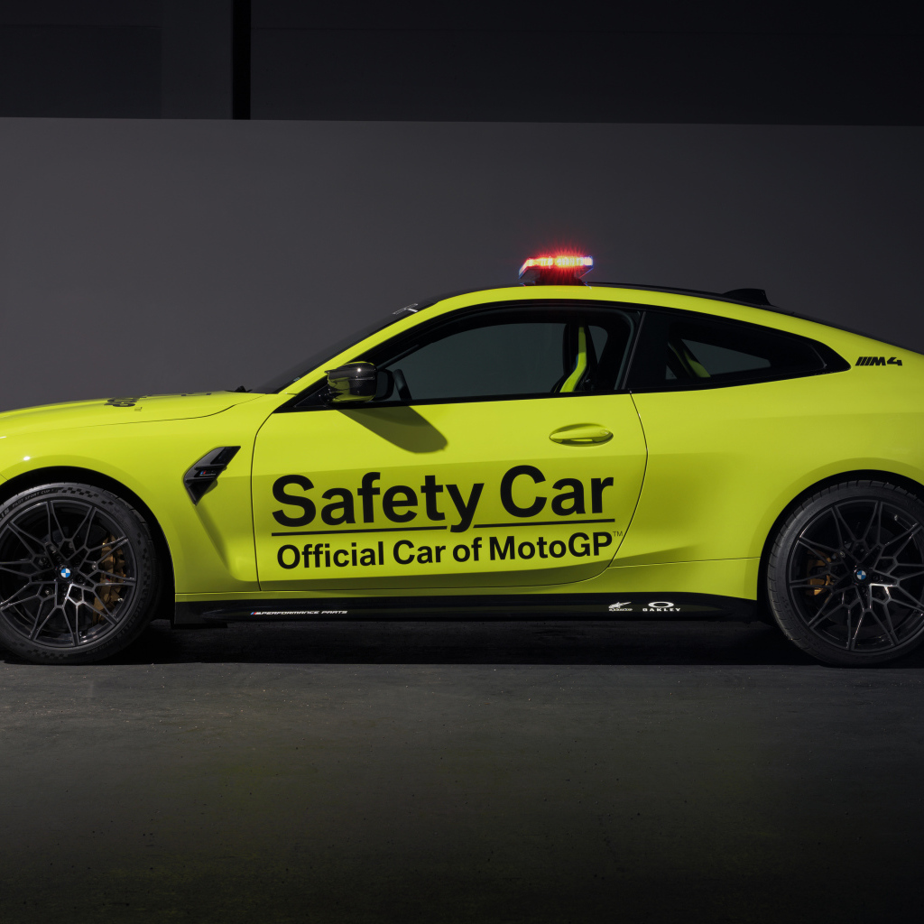 Спортивный автомобиль BMW M4 Competition MotoGP Safety Car 2021 года