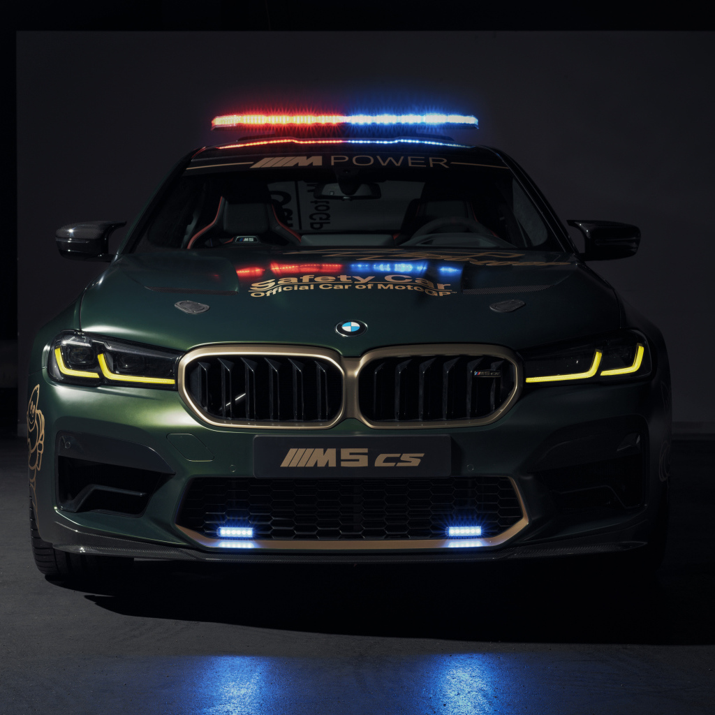 Автомобиль BMW M5 CS MotoGP Safety Car 2021 года вид спереди