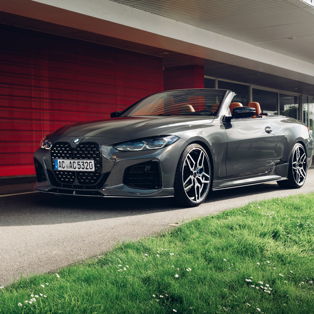 Серебристый кабриолет BMW 4 Series 2021 года у гаража