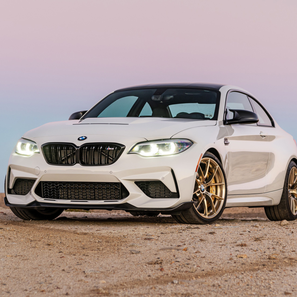 Красивый белый автомобиль BMW M2 CS, 2021 года