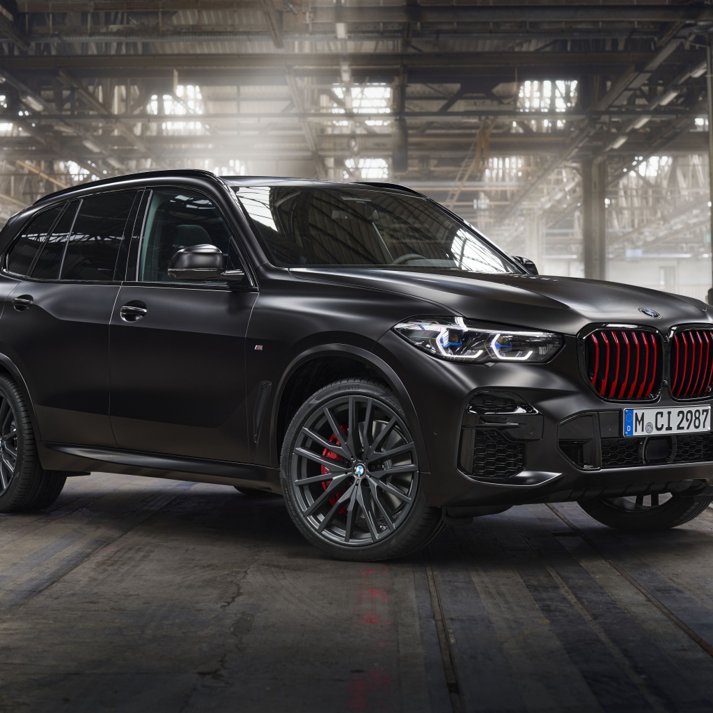 Черный внедорожник BMW X5 M50i, 2021 года на заводе