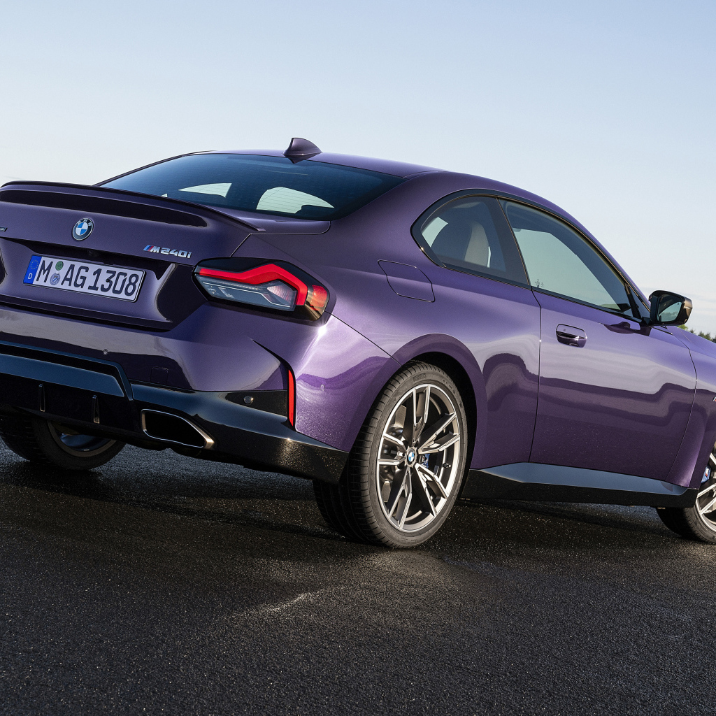Фиолетовый автомобиль BMW M240i XDrive Coupé 2021 года вид сзади