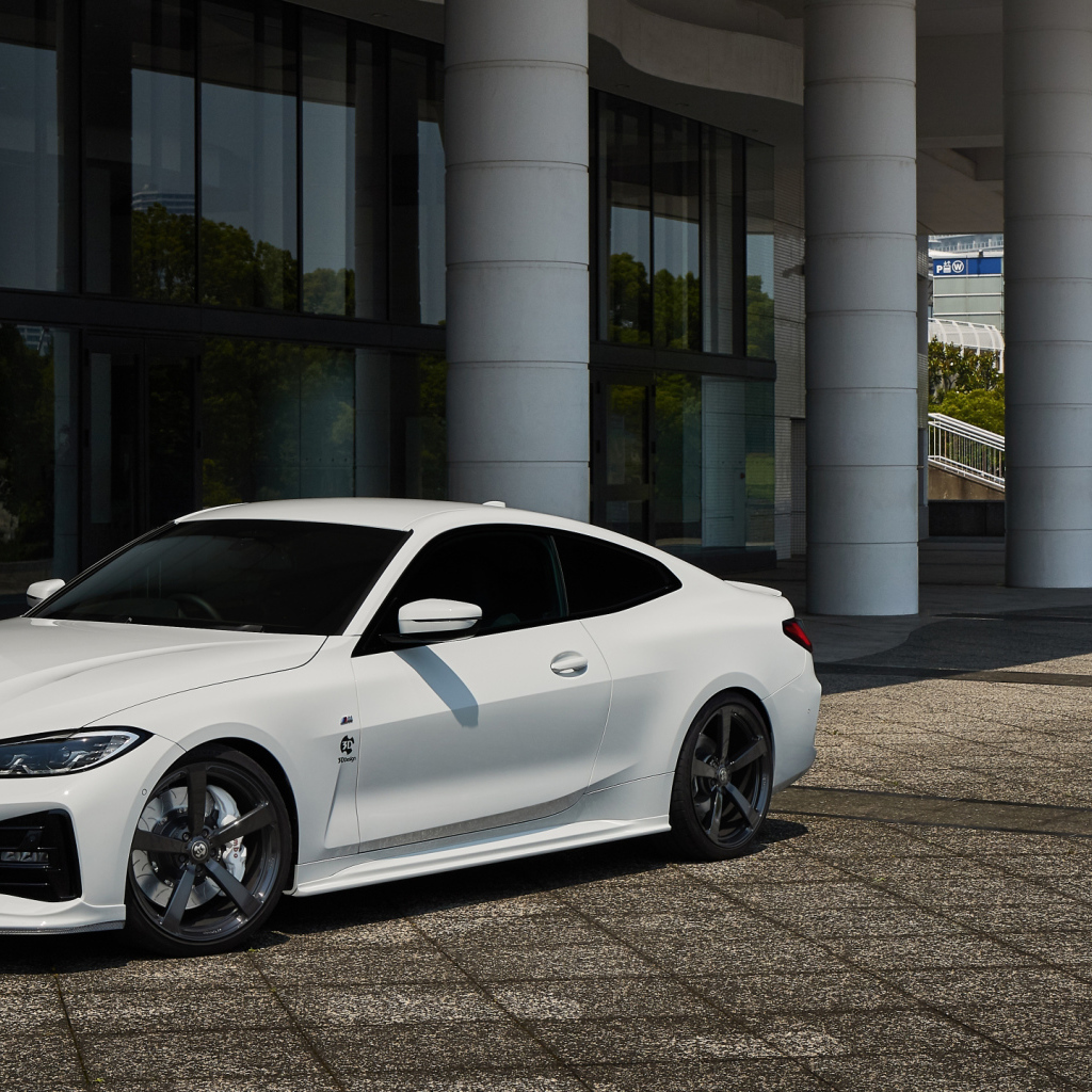 Белый BMW 4 Series Coupé M Sport Package 2021  года у здания