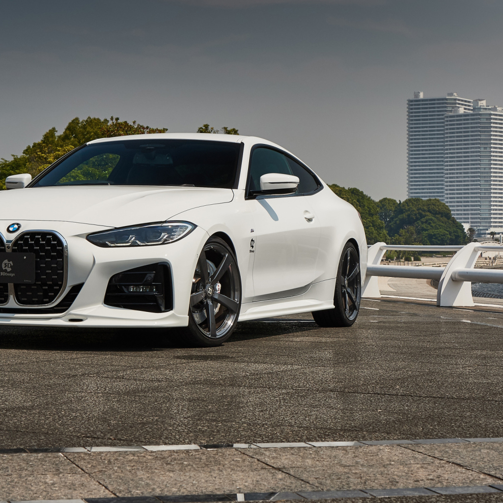 Белый автомобиль BMW 4 Series Coupé M Sport Package 2021 года у города