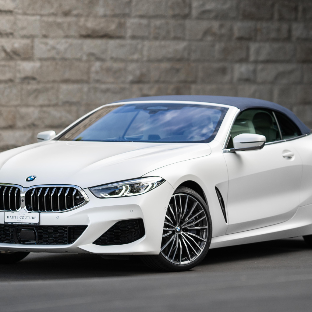 Белый кабриолет BMW 8, 2021 года у стены