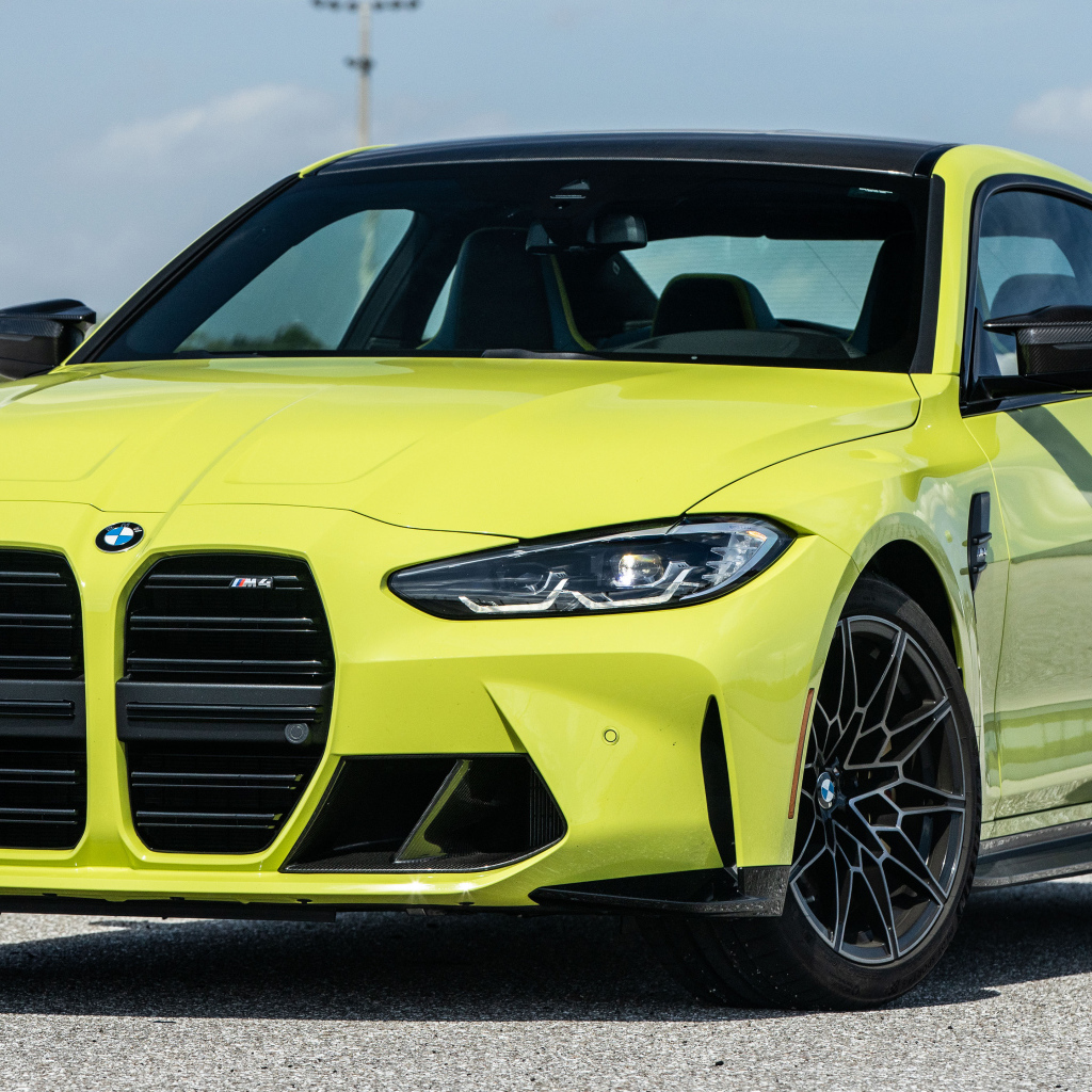 Желтый автомобиль  BMW M4 Coupé, 2021 года