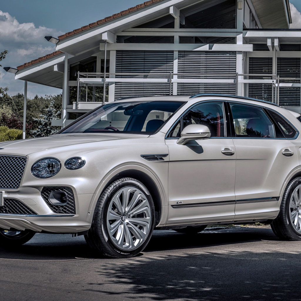Автомобиль Bentley Bentayga Hybrid First Edition 2021 года у дома