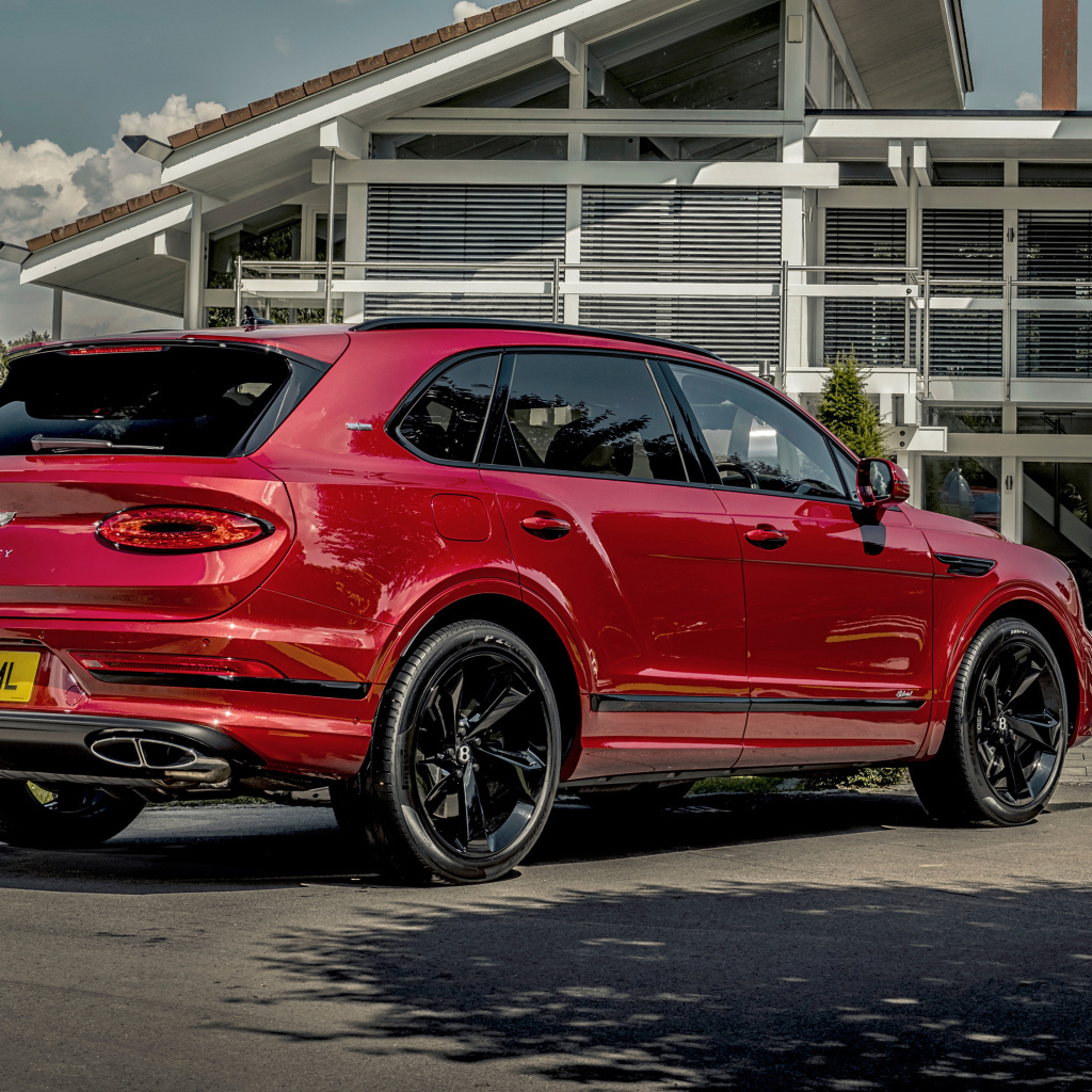 Автомобиль Bentley Bentayga Hybrid First Edition 2021 года вид сзади