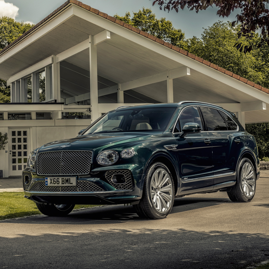 Автомобиль Bentley Bentayga Hybrid 2021 года у дома